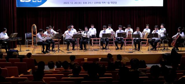 20일 경기도 안양 LS타워에서 열린 LS전선 장애인 예술단 창단식에서 단원들이 기념 공연을 펼치고 있다 
