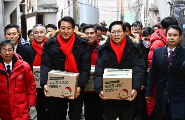 오세훈 서울시장이 4일 오후 서울 중구 후암로 남대문 쪽방촌에서 열린 사랑의 희망박스 전달식에서 이영훈 굿피플 이사장 등 참석자들과 사랑의 희망박스 전달을 위해 쪽방촌을 방문하고 있다 사진연합뉴스