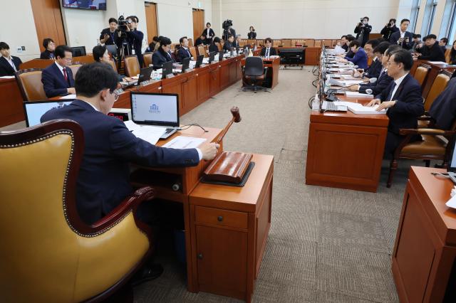 국회 기획재정위원회 전체회의
    서울연합뉴스 이정훈 기자  12일 국회에서 열린 기획재정위원회 전체회의에서 김상훈 위원장이 회의를 주재하고 있다 20231212
    uwg806ynacokr2023-12-12 143555
저작권자 ⓒ 1980-2023 ㈜연합뉴스 무단 전재 재배포 금지저작권자 ⓒ 1980-2023 ㈜연합뉴스 무단 전재 재배포 금지