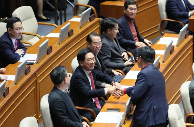 본회의 참석한 김기현 전 대표
    서울연합뉴스 이정훈 기자  국민의힘 김기현 전 대표가 21일 국회에서 열린 본회의에 참석하며 의원들과 인사를 나누고 있다 20231221
    uwg806ynacokr2023-12-21 153329
저작권자 ⓒ 1980-2023 ㈜연합뉴스 무단 전재 재배포 금지저작권자 ⓒ 1980-2023 ㈜연합뉴스 무단 전재 재배포 금지