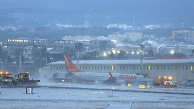 한파가 몰아친 21일 오후 제주국제공항 활주로에서 한국공항공사 제설차량이 눈을 치우고 있다 사진연합뉴스