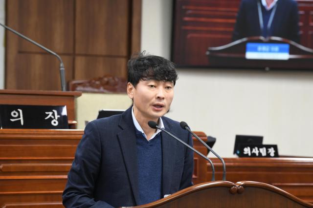 순천시의회 유영갑 의원이 지난 20일 제273회 제2차 정례회 제3차 본회의에서 의원 자유발언을 통해 순천만잡월드 노동자에 대한 고용안정 대책을 주문했다 사진순천시의회
