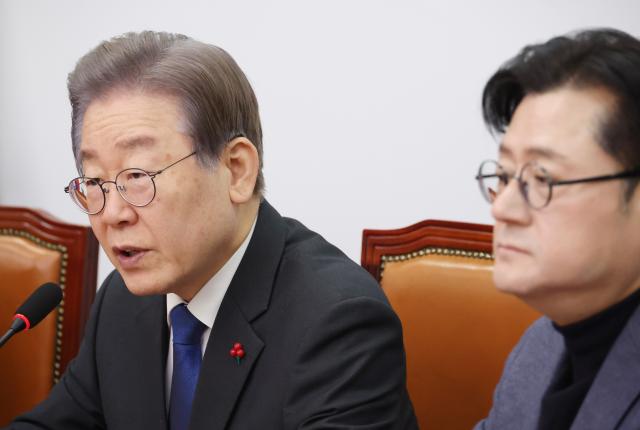 발언하는 이재명 대표
    서울연합뉴스 신준희 기자  더불어민주당 이재명 대표가 22일 국회에서 열린 최고위원회의에서 발언하고 있다 20231222
    hamaynacokr2023-12-22 092042
저작권자 ⓒ 1980-2023 ㈜연합뉴스 무단 전재 재배포 금지저작권자 ⓒ 1980-2023 ㈜연합뉴스 무단 전재 재배포 금지