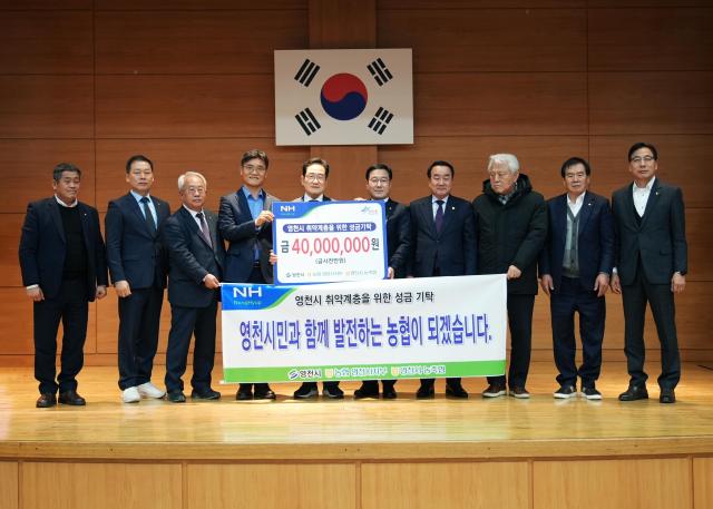 21일 농업기술센터에서 영천시 조합공동사업법인 창립총회가 열렸다 사진은 이날 참석한 최기문 영천시장 하기태 시의회의장과 시의원 관내 농협조합장 농업인단체장 작목반장 등 단체사진과 장학금 전달식 모습사진 영천시