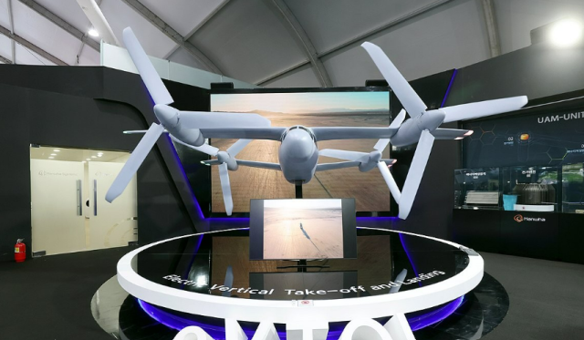 한화시스템이 ADEX 2023에서 선보인 미래항공모빌리티 eVTOL전기수직이착륙기 목업 사진연합뉴스
