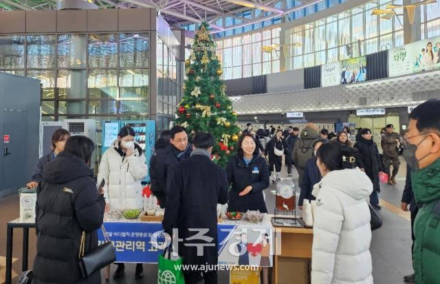 강릉관리역 직원들이 준비한 떡과 다과들을 고객들에게 나눠주고 있다사진강릉관리역