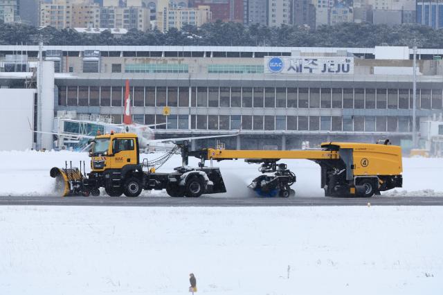 22일 제주국제공항 활주로에서 제설차량이 눈을 치우고 있다 사진연합뉴스