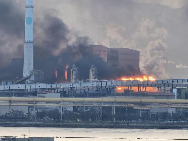 23일 경북 포항시 남구 포스코 포항제철소에서 화재가 발생해 검은 연기가 일대를 뒤덮고 있다 사진연합뉴스