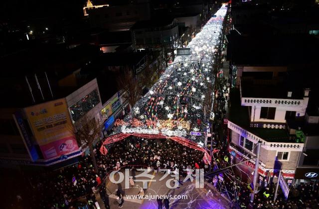 화천의 겨울축제 시즌 개막을 알리는 2024 얼음나라 화천산천어축제 선등거리 점등식이 지난 23일 밤 강원 화천군 화천읍 중앙로 일대에서 열렸다사진화천군