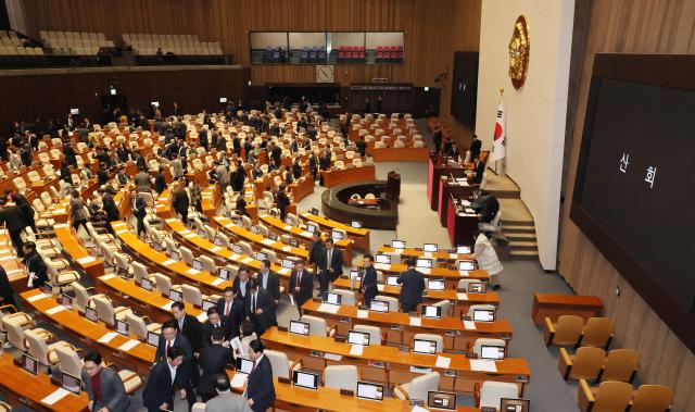 21일 국회 본회의에서 2024년도 예산안 처리를 마친 의원들이 퇴장하고 있다 사진연합뉴스