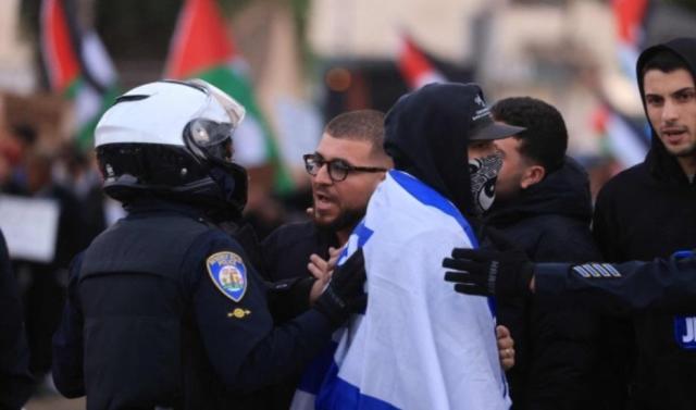LA 번화가에서 경찰과 대치하는 친팔레스타인 시위대사진연합뉴스