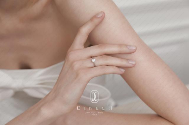 모델이 디네치 브랜드 반지를 끼고 제품을 소개하고 있다 사진신세계면세점