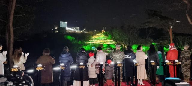 김병수 시장과 김포시 홍보대사들이 애기봉 트리 점등 모습을 바라보고 있다 사진김포시