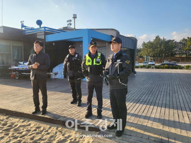 유충근 동해해양경찰서장오른쪽 첫번째이 삼척해변에서 해맞이 방문객들의 안전을 위해 점검을 하고 있다사진동해해경