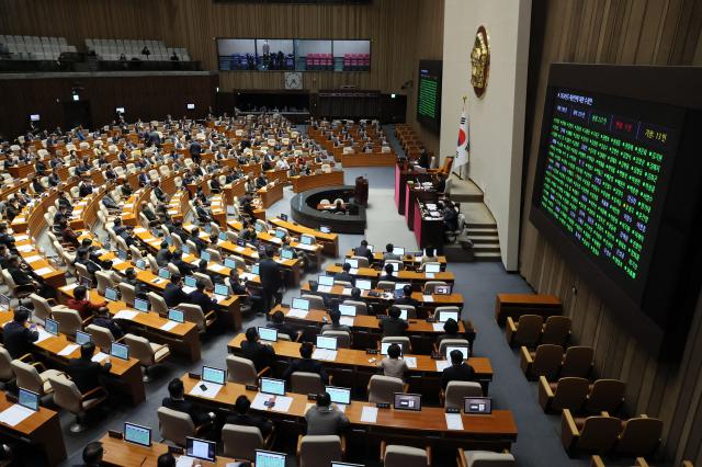 12월 21일 국회 본회의에서 2024년도 예산안이 통과되고 있다 사진연합뉴스