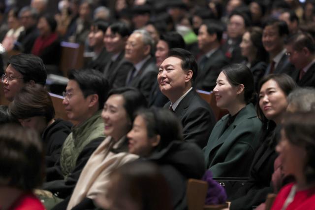 정동제일교회 성탄 공연 관람하는 윤석열 대통령
    서울연합뉴스 임헌정 기자  윤석열 대통령이 성탄절인 25일 서울 중구 정동제일교회에서 열린 성탄 예배에 참석해 공연을 관람하고 있다 20231225 대통령실 제공 재판매 및 DB 금지
    kaneynacokr2023-12-25 141234
저작권자 ⓒ 1980-2023 ㈜연합뉴스 무단 전재 재배포 금지저작권자 ⓒ 1980-2023 ㈜연합뉴스 무단 전재 재배포 금지