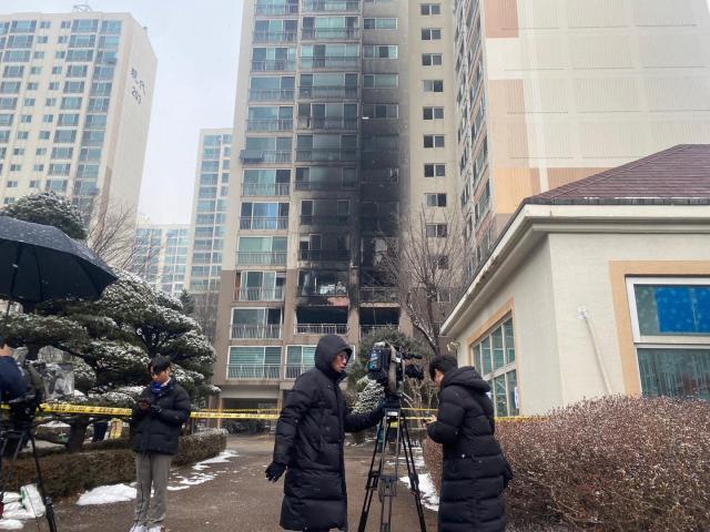 25일 새벽 화재가 발생한 서울 도봉구 방학동의 한 아파트 사진연합뉴스