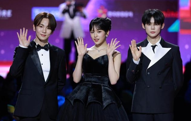 [슬라이드 포토] 2023 SBS 가요대전 레드카펫 참석한 스타들