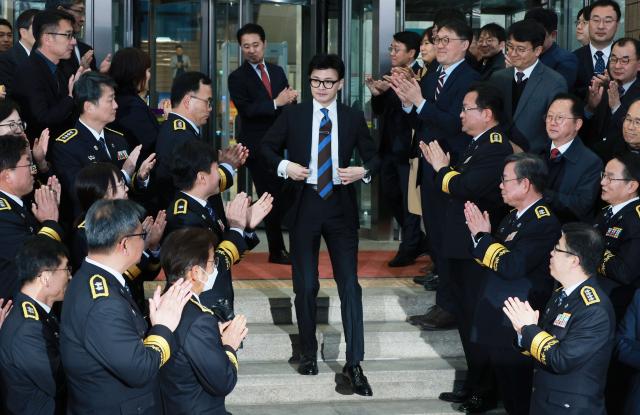 직원 환송 받는 한동훈 장관
    과천연합뉴스 한종찬 기자  한동훈 법무부 장관이 21일 오후 과천 법무부 청사에서 이임식을 마치고 청사를 떠나고 있다 20231221
    sabaynacokr2023-12-21 181553
저작권자 ⓒ 1980-2023 ㈜연합뉴스 무단 전재 재배포 금지저작권자 ⓒ 1980-2023 ㈜연합뉴스 무단 전재 재배포 금지