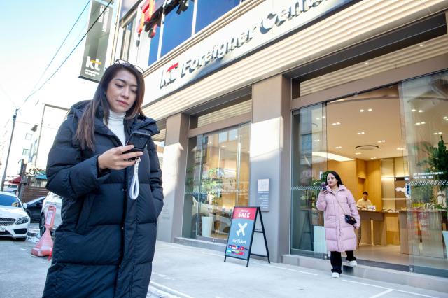 KT가 국내에서 가장 많은 외국인이 밀집한 경기도 안산 원곡동의 다문화 거리에 통신을 포함해 외국인 특화 서비스를 제공하는 ‘KT Foreigner Center’를 오픈했다고 밝혔다사진KT 