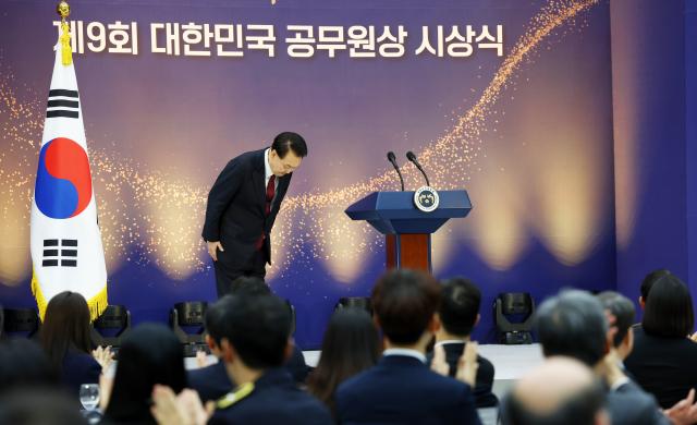 공무원상 시상식에서 인사하는 윤석열 대통령
    세종연합뉴스 진성철 기자  윤석열 대통령이 26일 세종시 세종컨벤션센터에서 열린 제9회 대한민국 공무원상 시상식에서 인사하고 있다  20231226  대통령실통신사진기자단
    zjinynacokr2023-12-26 130819
저작권자 ⓒ 1980-2023 ㈜연합뉴스 무단 전재 재배포 금지저작권자 ⓒ 1980-2023 ㈜연합뉴스 무단 전재 재배포 금지