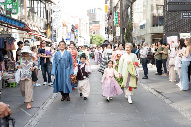 Cuộc diễu hành hanbok đang diễn ra tại Hội chợ đồ cổ  nghệ thuật Insa-dong 2023 được tổ chức trên đường phố Insa-dong Jongno-gu Seoul vào chiều ngày 3182023 ẢnhYonhap News