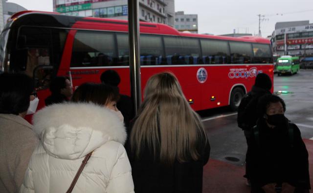 충남 서산 시내버스가 14일 첫차부터 운행을 멈춘 가운데 터미널에서 시민들이 대체차량으로 긴급 투입된 전세버스를 기다리고 있다 사진연합뉴스