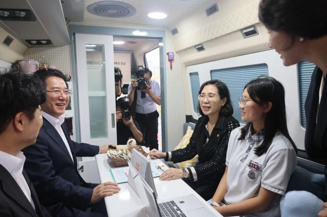 김현숙 여성가족부 장관이 13일 오후 전남도청 광장에서 김영록 전남도지사 김대중 전남교육청 교육감 등과 함께 청소년 마음건강 지킴이 버스에 탑승하여 체험하고 있다 사진여성가족부