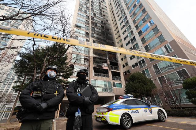 화재가 난 서울시 도봉구 아파트를 경찰이 조사하고 있다 사진연합뉴스