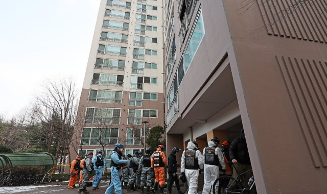 성탄절 새벽에 화재가 발생해 2명이 숨진 서울 도봉구의 한 고층 아파트에서 26일 경찰과 소방 당국이 합동 현장감식을 하고 있다 사진연합뉴스
