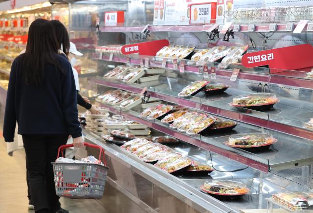 서울 한 대형마트에서 즉석 조리식품을 고르는 시민의 모습 사진연합뉴스