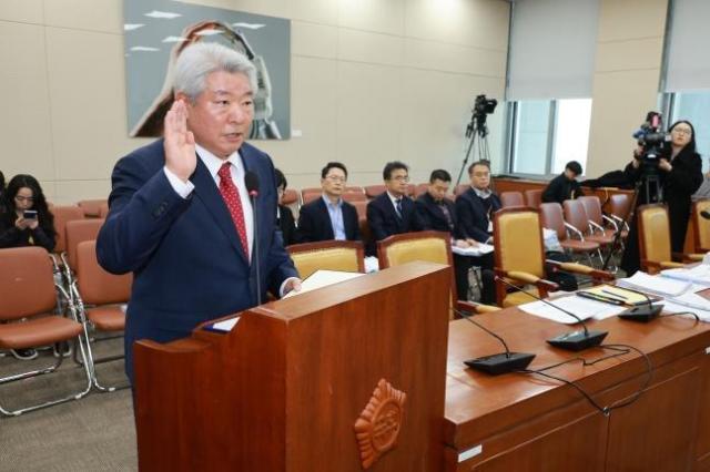 김홍일 방송통신위원장 후보자가 27일 오전 서울 국회에서 열린 인사청문회에서 선서하고 있다 사진연합뉴스