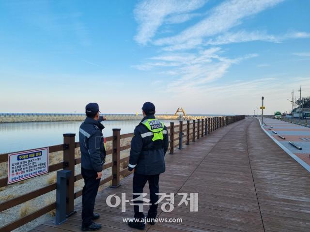 삼척 원덕읍 월천리 해맞이 명소에서 안전관리 사전 예방순찰 실시 중인 임원파출소장 경감 허원봉왼쪽