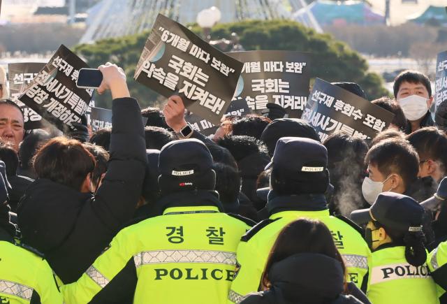 경찰에 막힌 전세사기피해자들
    서울연합뉴스 이정훈 기자  전세사기피해자전국대책위 관계자들이 21일 오전 국회 본청 앞에서 기자회견을 가진 뒤 본청 진입을 시도하다 경찰에 막히고 있다 20231221
    uwg806ynacokr2023-12-21 101434
저작권자 ⓒ 1980-2023 ㈜연합뉴스 무단 전재 재배포 금지저작권자 ⓒ 1980-2023 ㈜연합뉴스 무단 전재 재배포 금지