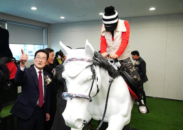 최기문 영천시장이 금호 어울림 한마당 축제에 참석해 어울림센터의 실내 시설들을 둘러보고 있다사진영천시