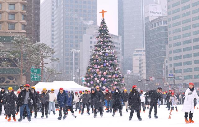 크리스마스인 25일 오전 서울 중구 서울광장 스케이트장에서 시민들이 내리는 눈을 맞으며 스케이트를 타고 있다 사진연합뉴스