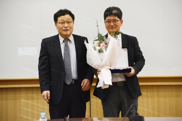 박준수 HD현대 상무오른쪽가 27일 여의도 한국해운빌딩에서 열린 제2회 한국해양대상 시상식에서 해양대상을 수상하고 있다 사진한국해양기자협회