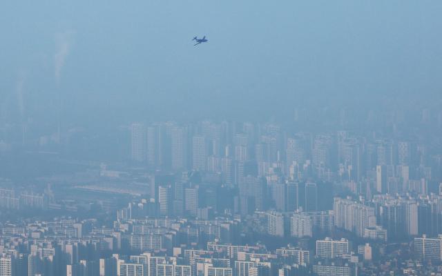 미세먼지 농도가 ‘나쁨’ 수준을 보인 27일 경기 광주시 남한산성에서 바라본 서울 시내 사진연합뉴스