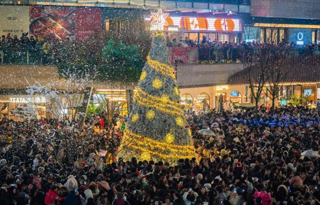 중국 충치시에 설치된 크리스마스트리AFP