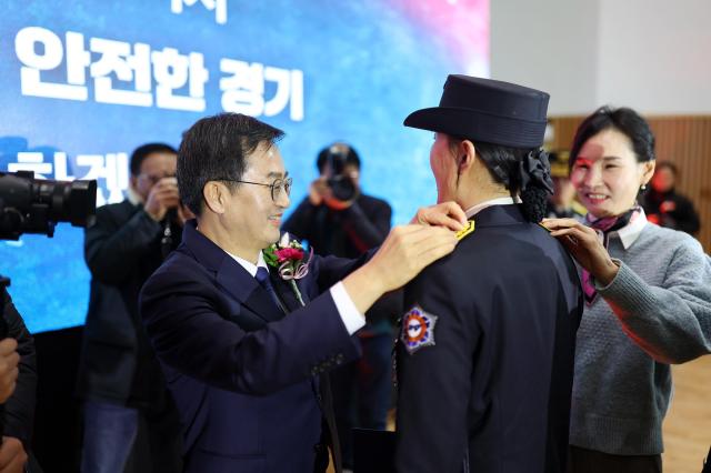 28일 오전 경기도소방학교에서 김동연 경기도지사가 신임 소방 공무원에게 계급장 수여를 하고 있다 사진경기도