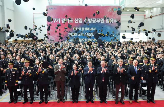 28일 오전 경기도소방학교에서 김동연 경기도지사 신임 소방공무원 등이 기념촬영을 하고 있다 사진경기도