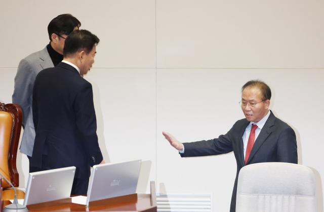 윤재옥 국민의힘 원내대표 겸 당대표 권한대행오른쪽이 이태원참사 특별법 상정을 요구하는 홍익표 더불어민주당 원내대표와 김진표 국회의장에게 거부 의사를 표시하고 있다 사진연합뉴스