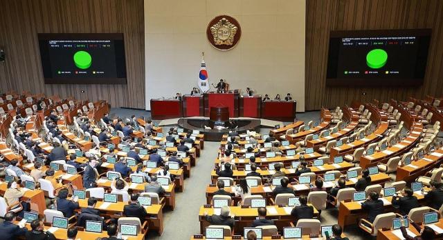 28일 국회 본회의에서 대통령 배우자 김건희의 도이치모터스 주가조작 의혹 진상규명을 위한 특별검사 임명 등에 관한 법률안이 가결되고 있다 사진연합뉴스