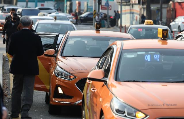 지난달 2일 오전 서울 서부역 택시승강장에서 시민들이 택시를 이용하고 있다 사진연합뉴스