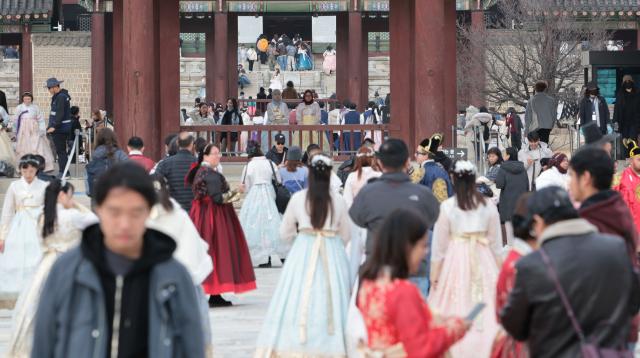 지난 12월 8일 오후 서울 종로구 경복궁에서 외국인 관광객들이 즐거운 시간을 보내고 있다 사진연합뉴스
  