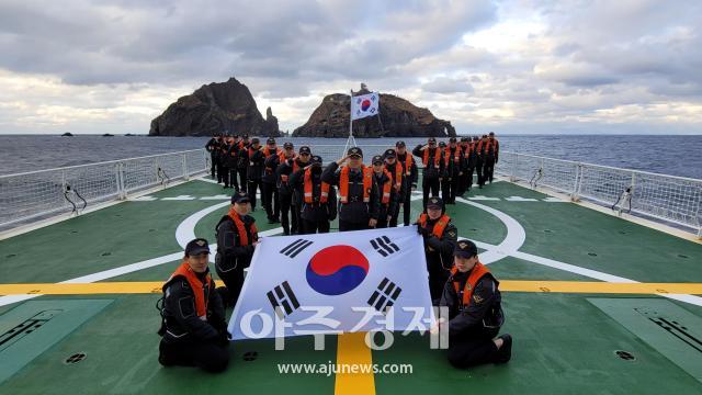 동해해경이 2024년甲辰年 새해맞이 독도 경비함에서 해양주권 수호 다짐을 하고 있다사진동해해경