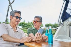 Usage rate of smartphones among people in 60s similar to level of young people: survey