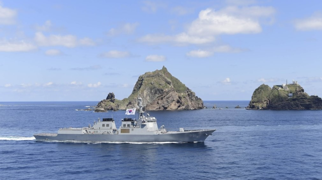 2019년 8월 25일 독도를 비롯한 인근 해역에서 열린 동해 영토수호훈련에서 훈련에 참가한 세종대왕함DDG 7600t급이 독도 주변을 항해하고 있다 사진해군