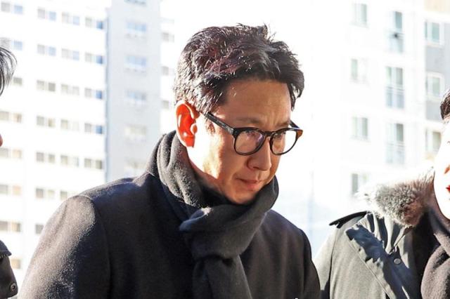 배우 이선균씨가 지난 23일 3번째 경찰 조사를 받기 위해 인천경찰청 마약범죄수사계에 출석하고 있다 사진연합뉴스
