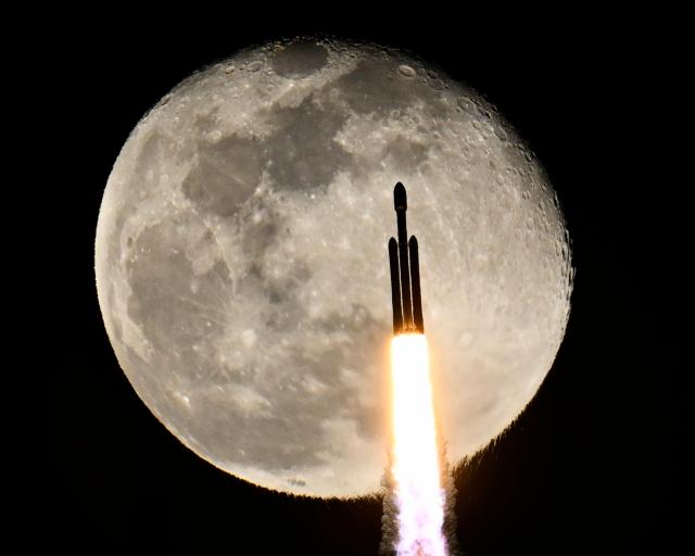스페이스X의 팰컨헤비 로켓이 12월 28일현지시간 오후 8시 7분에 플로리다주 케네디 우주센터에서 우주선 X-37B를 발사하기 위해 달 앞을 지나고 있다 사진UPI 연합뉴스 